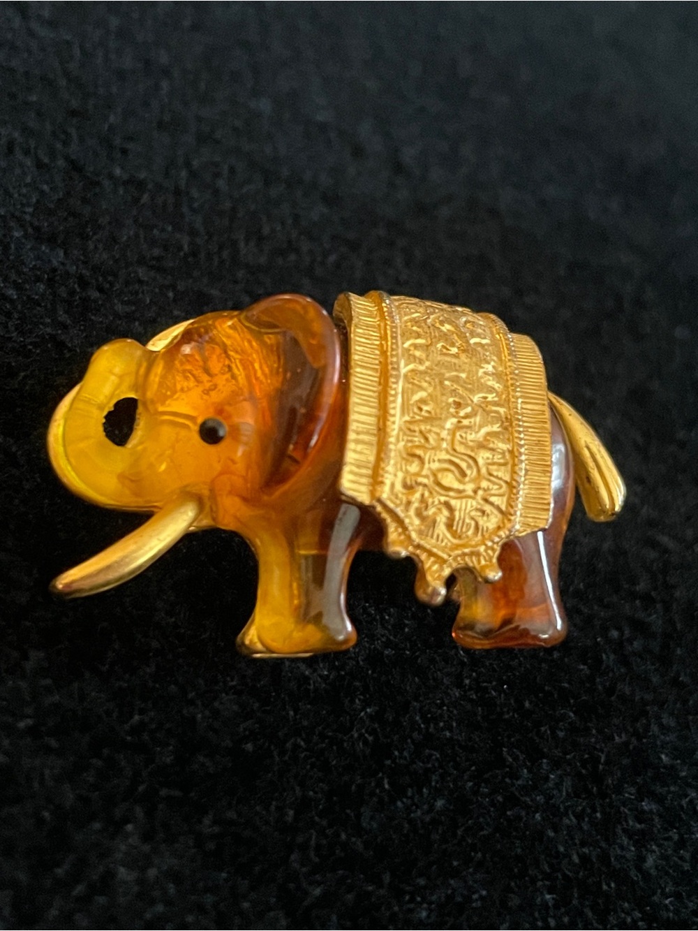 VINTAGE Honey Amber Elephant Brooch Pin super cute!  EXCELLENT CONDITION!